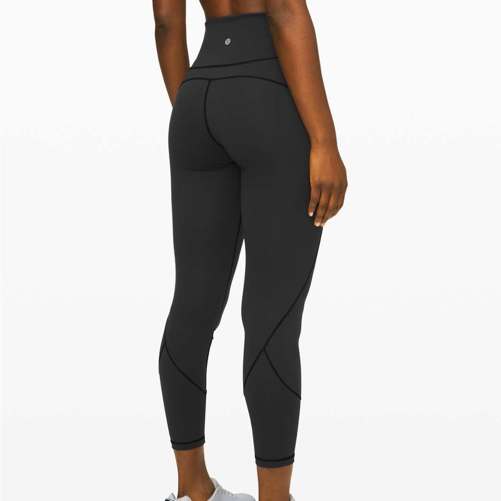 Lululemon In Movement Tight 25" *Everlux
Black